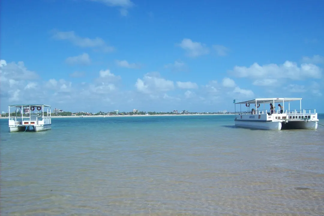 Barcos na ilha de Areia Vermelha