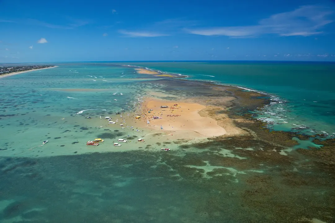 Vista aérea do banco de areia de Areia Vermelha cercado de piscinas naturais